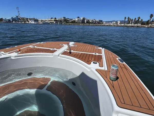 Private hot tub boat experience in Alameda for small groups on San Francisco Bay.