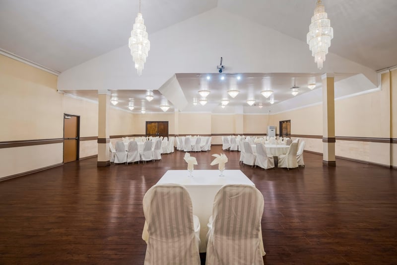 Hotel Ballroom Wedding Ceremony and Reception Venue With Linens – Venues in Big Bear Lake