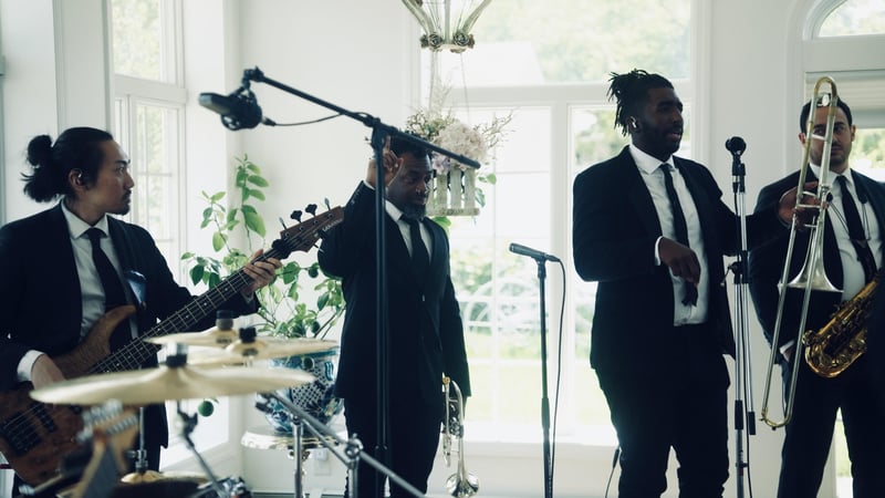 Full Wedding DJ Service with MC, Stage Lighting and Sound – DJs – photo 4