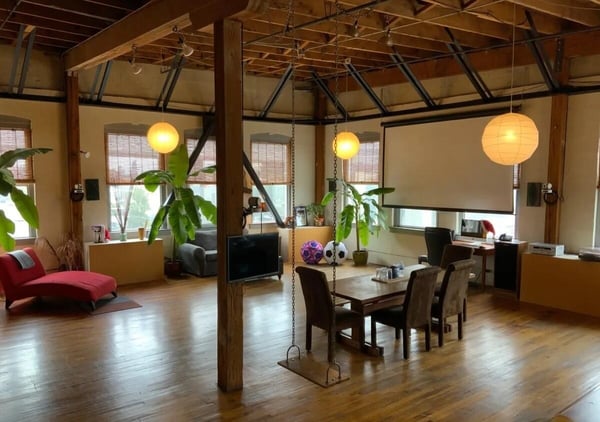 Sunlit Loft Studio with Greenscreen for Meetings and Shoots – Venues in San Francisco