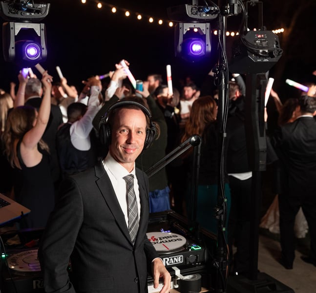 Vinyl Package Wedding DJ With Complete Sound and Lighting Setup – DJs – photo 2