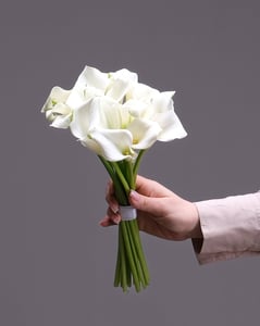 Minimalist Mini Calla Lily Bridal Bouquet with Optional Pearls – Florists