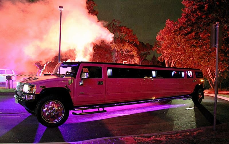 Pink Stretch Hummer Limo with Disco Lights and Onboard Minibar – Venues in San Francisco – photo 4