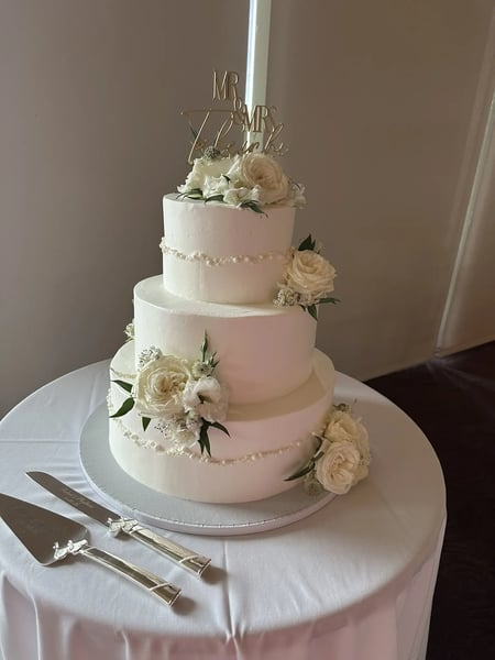 Simple Three Tier Buttercream Wedding Cake for Up to 96 Guests – Bakeries – photo 4