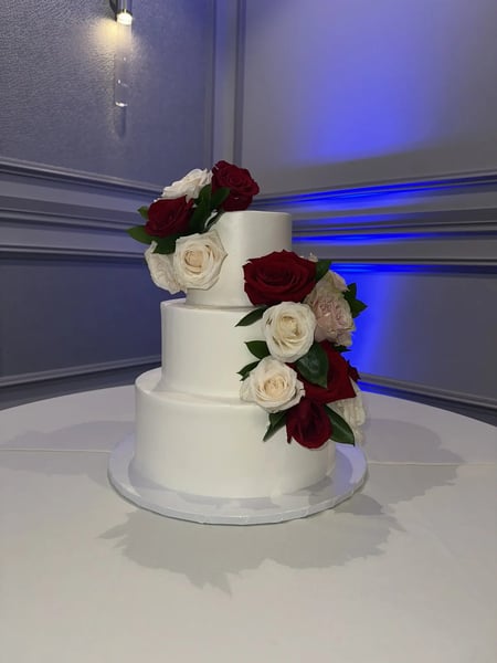 Simple Three Tier Buttercream Wedding Cake for Up to 96 Guests – Bakeries – photo 2