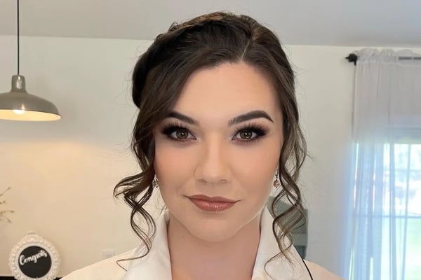 Mobile Bridal Hair and Makeup for the Bride on the Wedding Day – Beauty