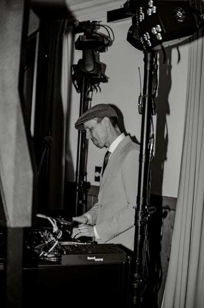 Vinyl Package Wedding DJ With Complete Sound and Lighting Setup – DJs – photo 4