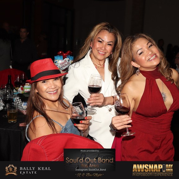 Roaming Photo Booth: Branded Photos and GIFs That Come to Guests – Photography – photo 3