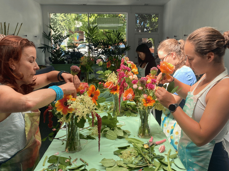Bloom Together: Floral Arrangement Workshop – Experiences – photo 2