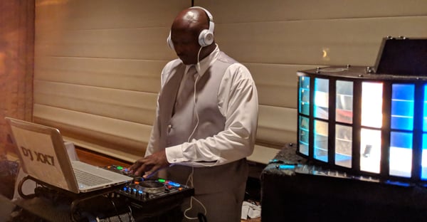 Veteran Turntablist DJ for Upscale 90s/00s Hip-Hop & R&B Events – DJs