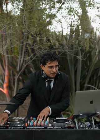 DJ Services: Corporate, Festival, Wedding – DJs