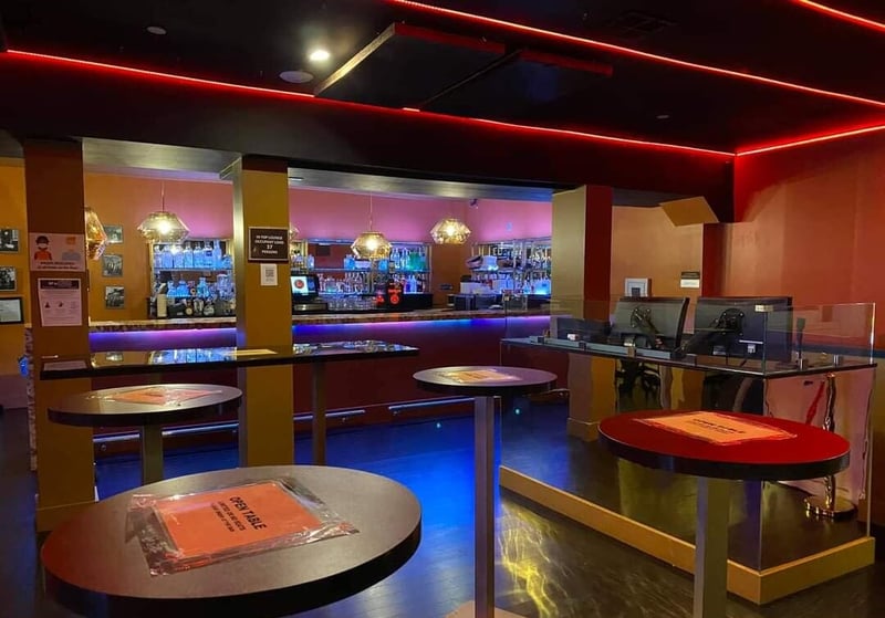 Lounge Bar with Live Music Stage, Dance Floor and Projector – Venues in San Francisco – photo 3